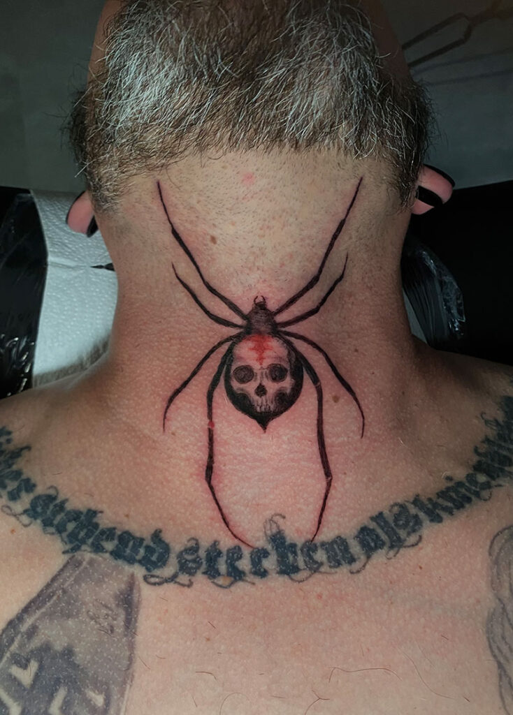 Spinne Tattoo vorne am Hals