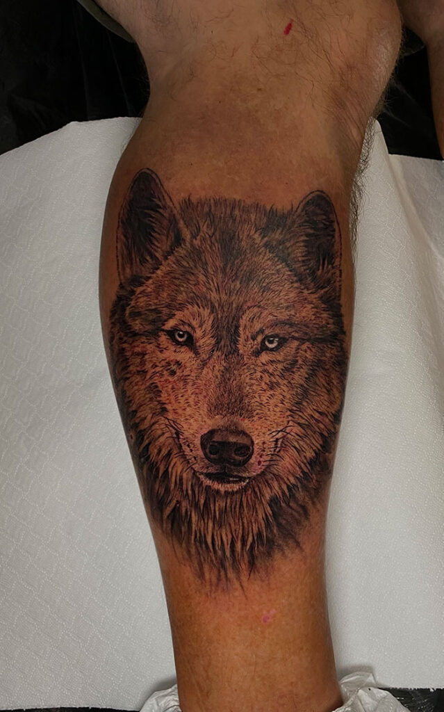 Wolf Tattoo an der Wade