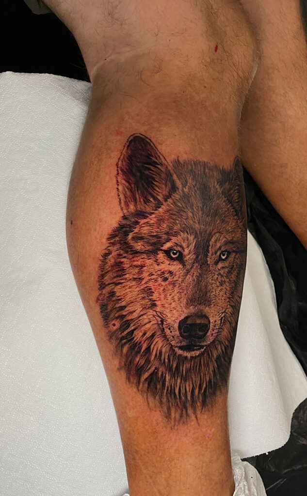 Wolf Tattoo am Unterschenkel