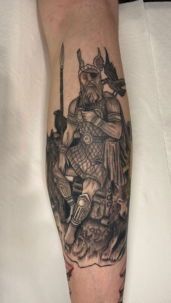 Odin Tattoo an der Wade